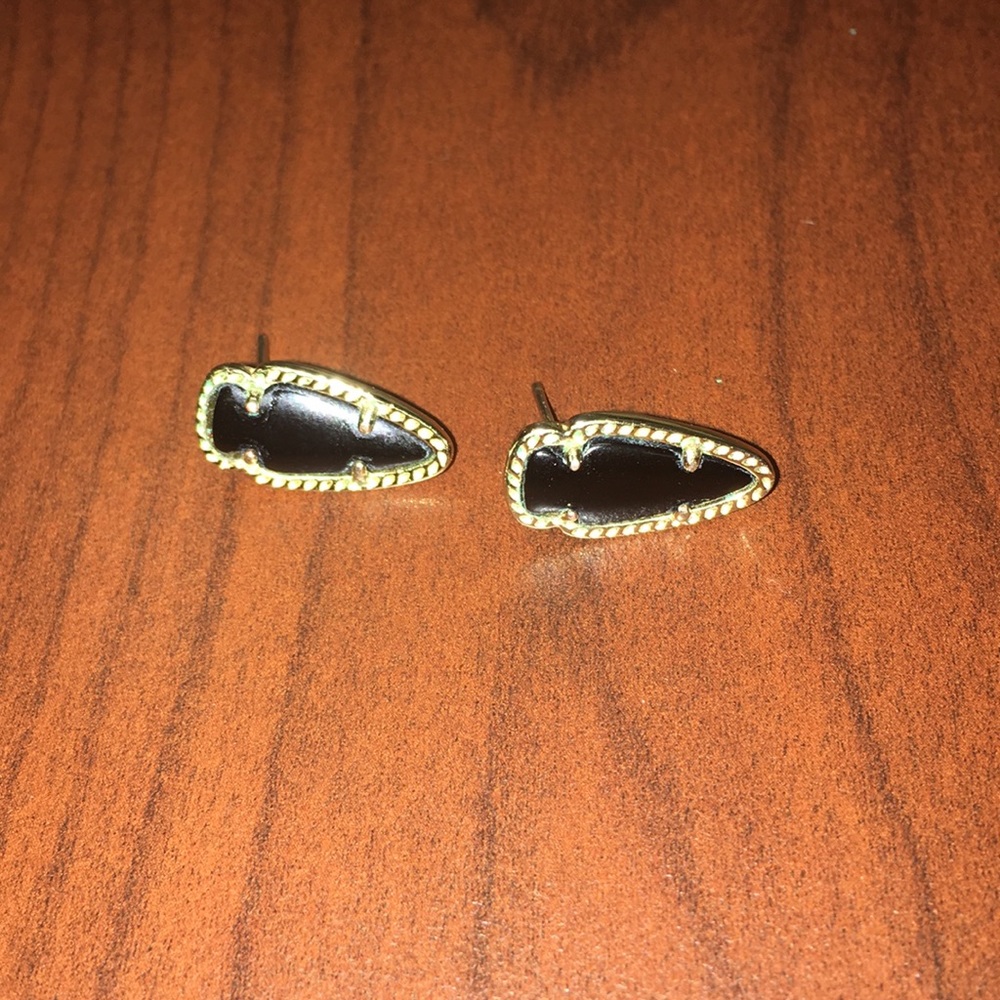 Kendra Scott black/gold arrow shaped stud earrings